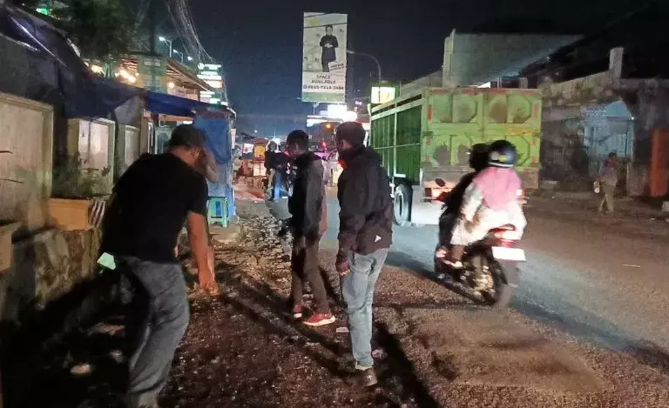 Petugas memeriksa lokasi pengeroyokan terhadap petugas kebersihan di Sukabumi, Sabtu 2 Mei 2026. (Beritasatu.com/Riza)