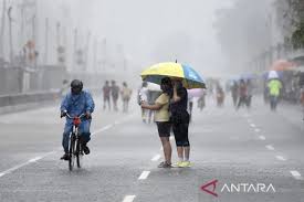 Ilustrasi - Warga berteduh dengan payung ketika hujan lebat mengguyur kawasan MH Thamrin dan Bunderan HI, Jakarta. ANTARA FOTO/M Agung Rajasa