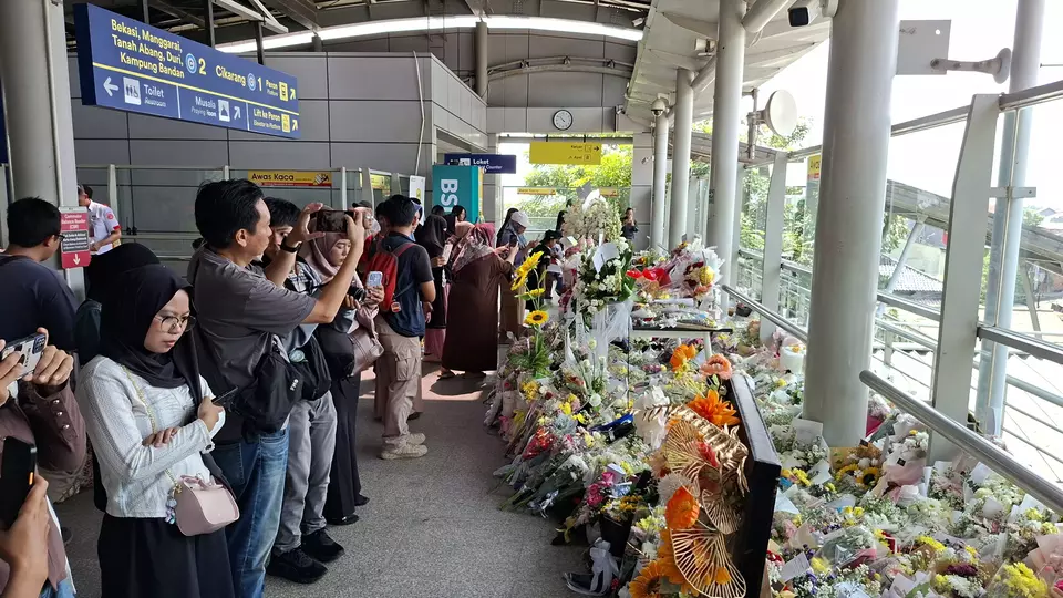 Bekasi Timur Diselimuti Karangan Bunga Duka, Tanda Kesedihan Mendalam atas Insiden Tabrakan KRL