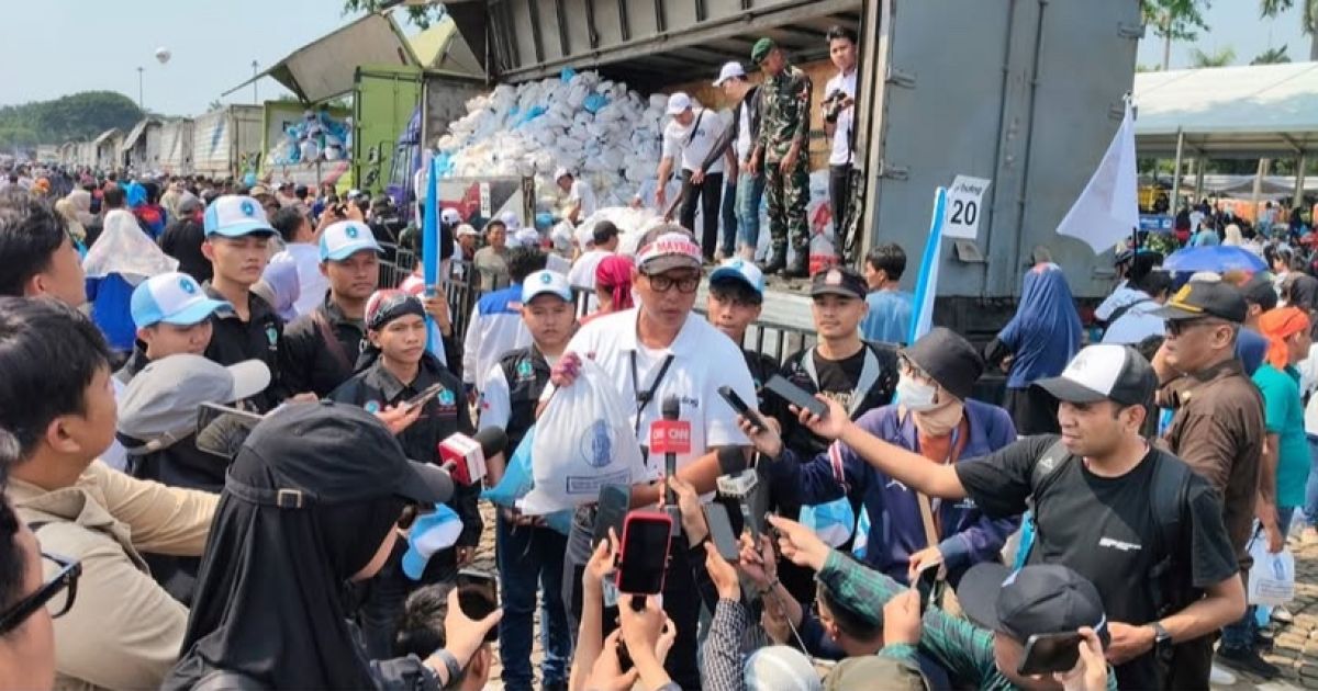 Pemerintah melalui Perum Bulog turut membagikan ratusan ribu paket sembako kepada para buruh sebagai bentuk apresiasi dan upaya menjaga daya beli masyarakat pekerja/Instagram Bulog