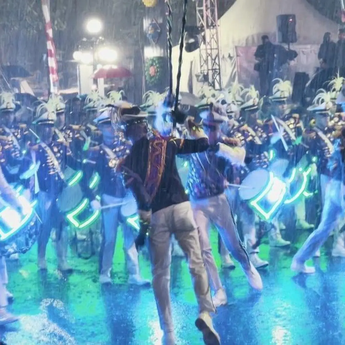Acara Semarang Night Carnival di depan Balai Kota Semarang, Kecamatan Semarang Tengah, yang bubar karena hujan deras, Sabtu (3/5/2026) malam. Foto: Muhammad Iqbal Al Fardi/detikJateng