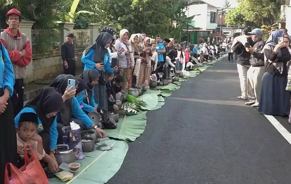 Warga Desa Pasanggrahan, Kecamatan Bojong, Kabupaten Purwakarta, Jawa Barat, menggelar Festival Liwet Seribu Kastrol sebagai wujud syukur atas selesainya perbaikan dan pengaspalan jalan desa, Minggu 3 Mei 2026.
 (Beritasatu.com/Alex Supriadi)