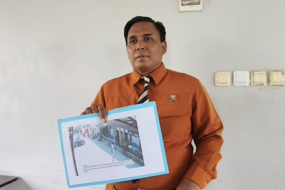Hery Reang, kuasa hukum keluarga korban, menunjukkan print out rekaman CCTV saat memberikan keterangan kepada awak media terkait kasus pembunuhan satu keluarga di Indramayu. (Beritasatu.com/Andrian Supendi)