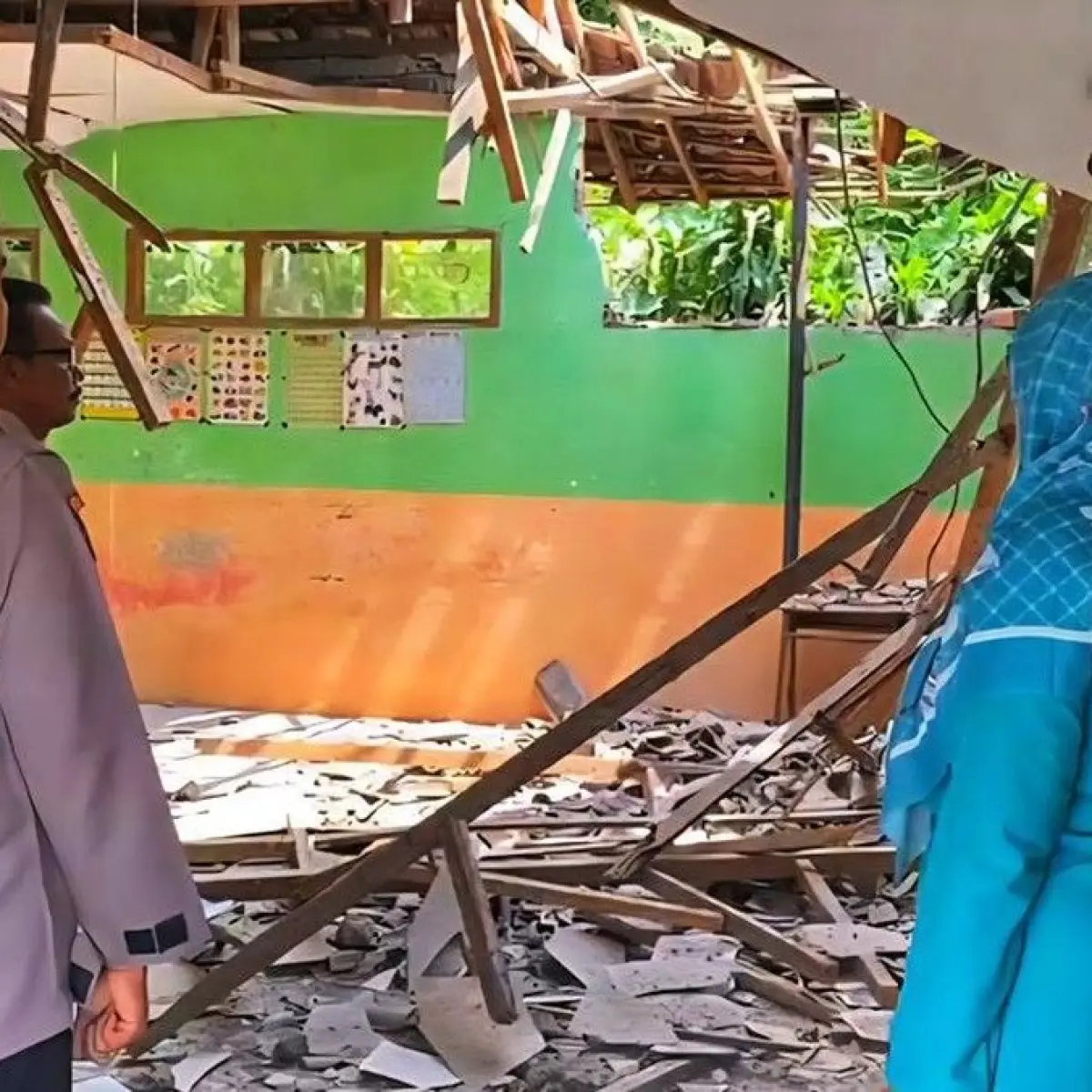 Atap ruang kelas di SDN Ciganas, Desa Munjul, Kecamatan Ciambar, Kabupaten Sukabumi ambruk (Foto: Syahdan Alamsyah/detikJabar)