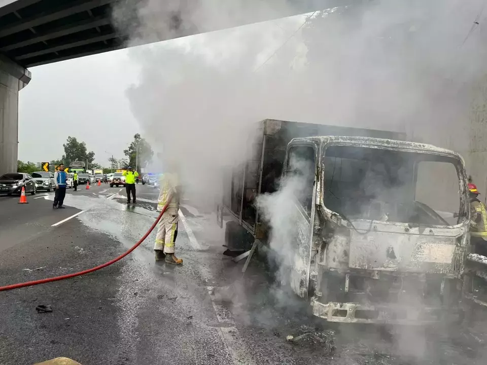 Sebuah truk bermuatan gas alam terbakar di ruas Tol Cipularang kilometer 93, wilayah Sukatani, Kabupaten Purwakarta, Jawa Barat, Minggu (3/5/2026) sore. (Beritasatu.com/Alex Supriadi)