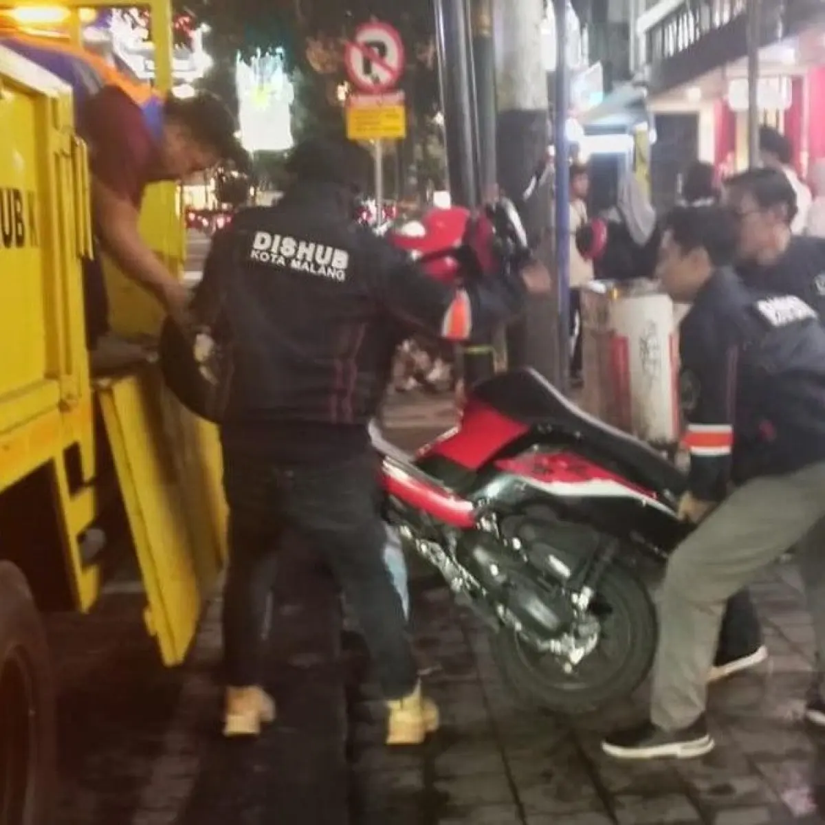 Petugas Dinas Perhubungan mengangkut motor yang parkir di tepi koridor Kayutangan. (Foto: Istimewa)