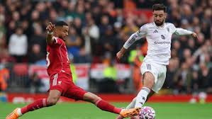 Duel MU dengan Liverpool di Anfield pada musim ini. Foto: REUTERS/Phil Noble