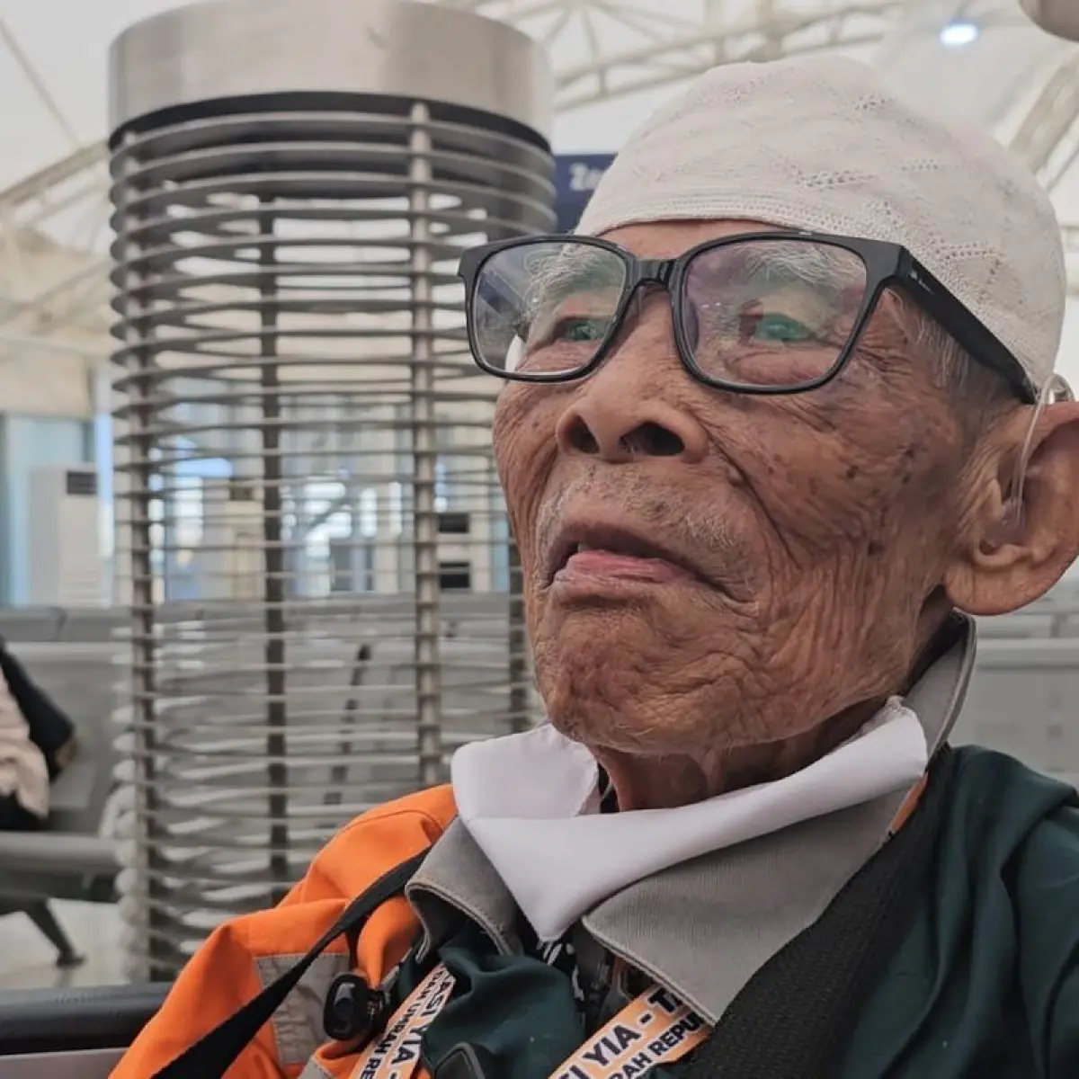Kakek berusia 103 tahun asal Bantul, Yogyakarta, Marjiyono tiba di Bandara Madinah, Arab Saudi pada Minggu (3/5/2026).(KOMPAS.com/Phytag Kurniati)