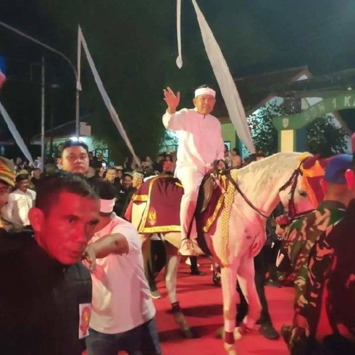 Gubernur Jabar Dedi Mulyadi hadir dalam Kirab Mahkota Binokasih di Kawali, Ciamis, Minggu (3/5/2026). (Foto: Dadang Hermansyah/detikJabar)
