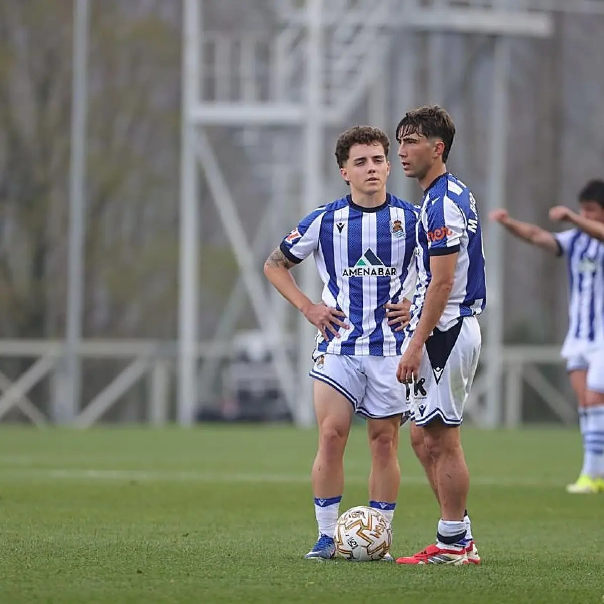 Dani Díaz bersiap untuk mengambil tendangan bebas di Zubieta.

(Arizmendi)