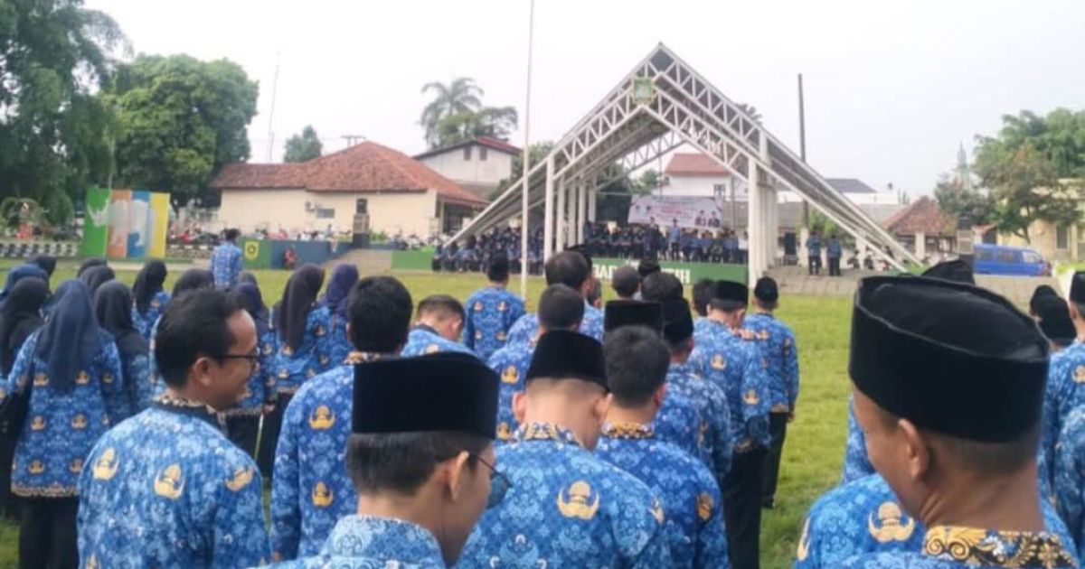 Kegiatan Upacara Hardiknas 2026 di Lapangan Tematik Badak Putih Cariu.