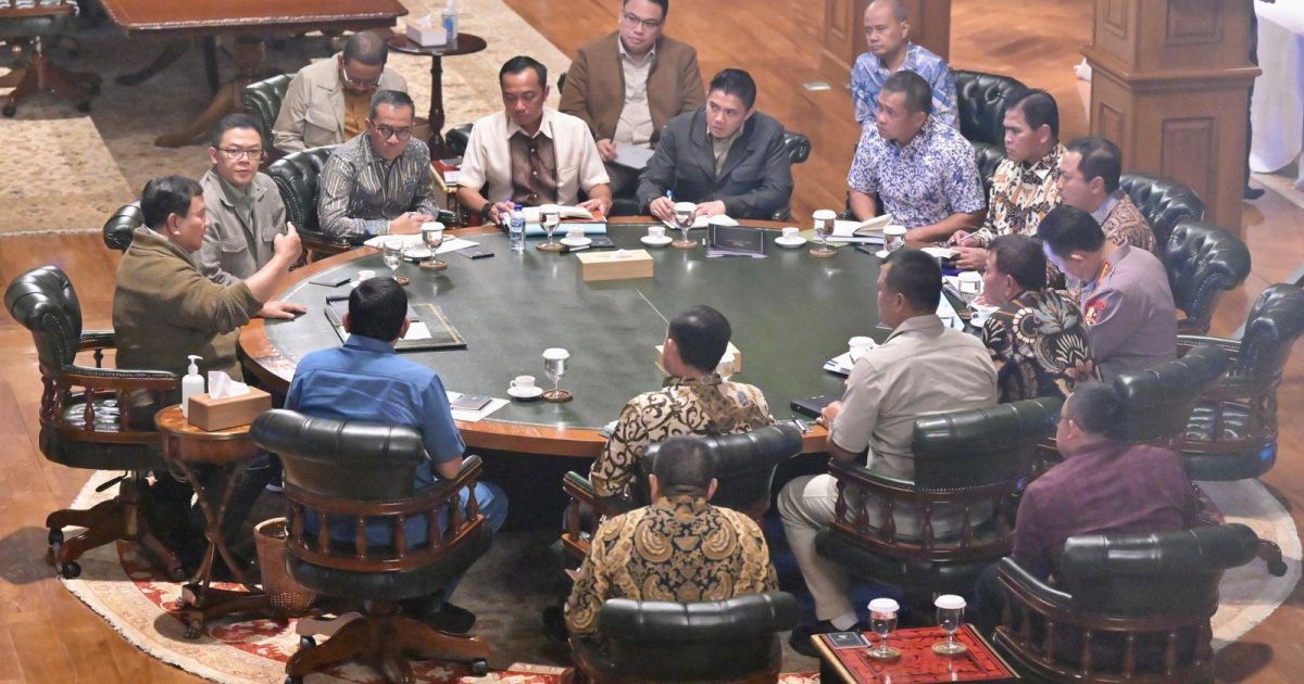 Presiden Prabowo Subianto menggelar rapat terbatas (ratas) bersama sejumlah anggota Kabinet Merah Putih di kediamannya di Hambalang, Kabupaten Bogor, Jawa Barat, pada Sabtu (02/05/2026).foto:Setneg.