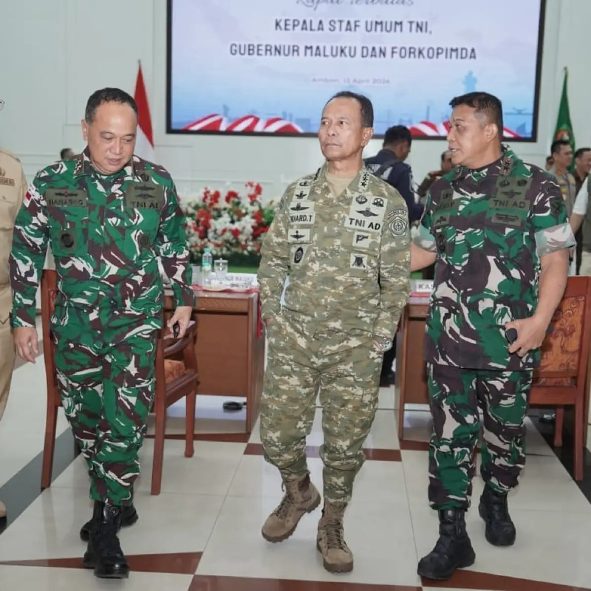 Kepala Staf Umum (Kasum) TNI Letnan Jenderal TNI Richard Tampubolon (tengah) dan Pangdam XV/Pattimura Mayjen Doddy Tri Winarto (kanan). (DOK. Puspen TNI )