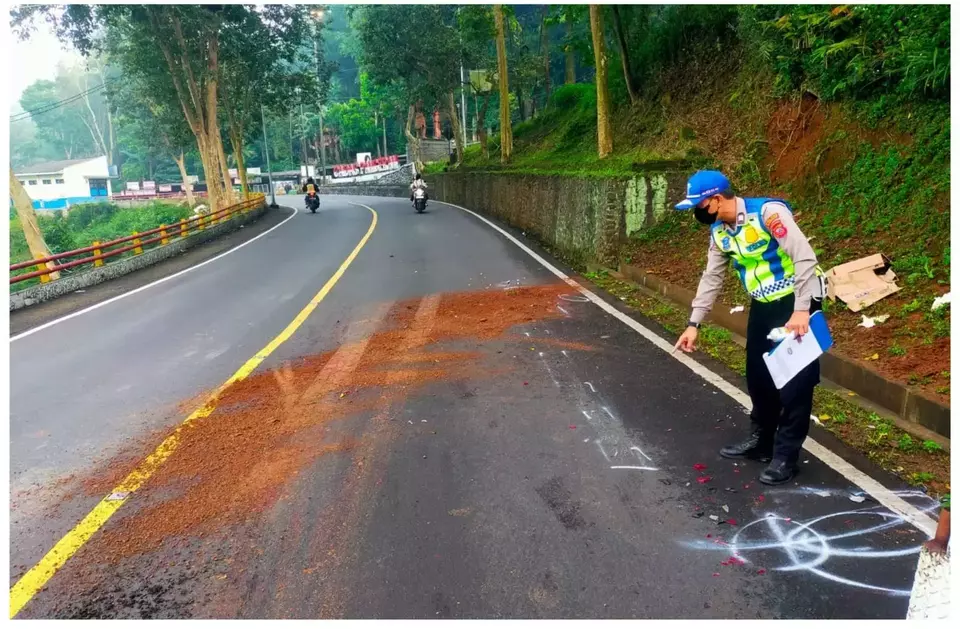 Kasi Humas Polres Sumedang, AKP Awang Munggardijaya, mengungkapkan kecelakaan melibatkan sepeda motor dengan sebuah minibus yang hingga kini belum teridentifikasi. (Beritasatu.com/Usep Hadi Wihanda)