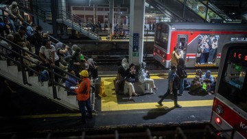 Petir Tragis Hantam Infrastruktur, Perjalanan KRL Jabodetabek Lumpuh dan Penumpang Tertahan di Stasiun Tanah Abang