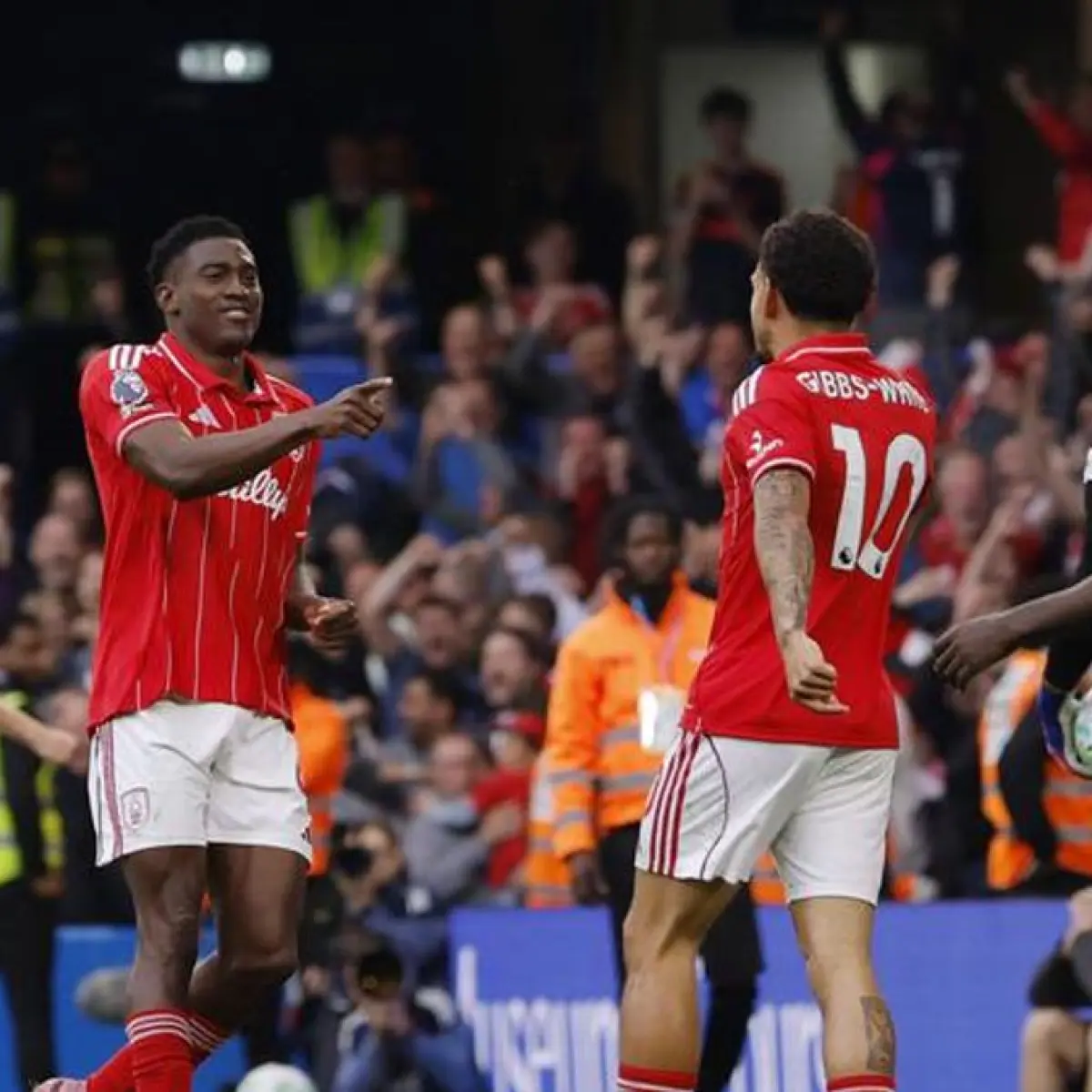 Striker Nottingham Forest, Taiwo Awoniyi, berhasil mencetak gol kedua ke gawang Chelsea pada lanjutan Liga Inggris 2025/2026 di Stamford Bridge, London, Senin (4/5/2026) malam WIB. (Dok. Premier League)