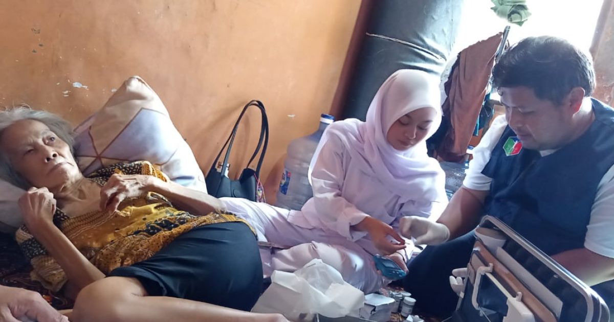 tim memberikan layanan screening kesehatan gratis serta terapi komplementer kepada warga.(Lek).