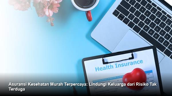 Konsultan keuangan profesional menjelaskan dokumen polis asuransi kesehatan kepada sepasang suami istri di meja diskusi yang tenang.