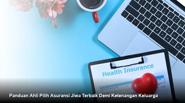 Seorang konsultan keuangan profesional menjelaskan dokumen polis asuransi jiwa kepada sepasang suami istri di meja kerjanya, menciptakan suasana diskusi yang tenang dan terpercaya.