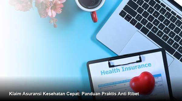 Foto profesional seorang konsultan keuangan sedang menjelaskan dokumen polis asuransi kepada sepasang suami istri muda yang tampak tenang dan yakin.