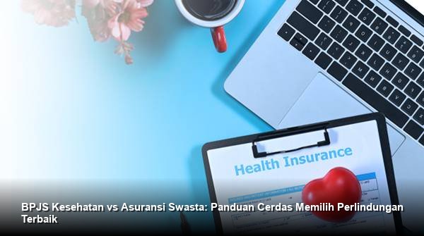 Konsultan keuangan profesional tersenyum sambil menjelaskan dokumen polis asuransi kesehatan kepada sepasang suami istri muda di meja kantor yang rapi.