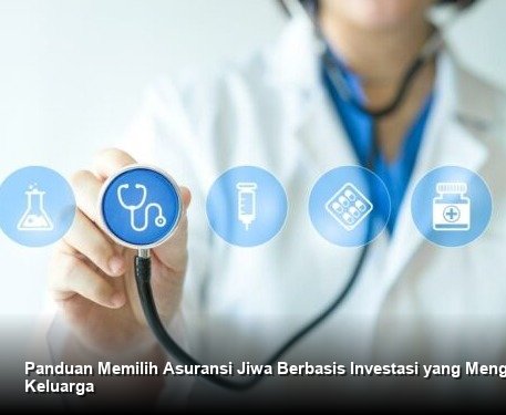 Seorang konsultan keuangan profesional sedang menjelaskan ilustrasi pertumbuhan investasi dan perlindungan polis asuransi kepada pasangan suami istri yang tampak bahagia dan optimis di kantor yang modern.