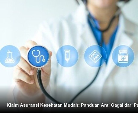 Konsultan keuangan profesional sedang menjelaskan dokumen polis asuransi kesehatan kepada sepasang suami istri di meja kantor yang rapi.