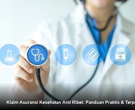 Konsultan keuangan profesional menjelaskan dokumen polis asuransi kesehatan kepada sepasang suami istri muda di ruang rapat yang tenang.