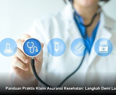 Tangan seorang profesional keuangan menyerahkan dokumen polis asuransi kepada sepasang suami istri yang tersenyum lega di meja kerja modern.