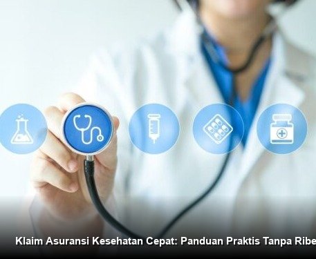 Konsultan keuangan profesional tersenyum sambil menjelaskan dokumen polis asuransi kesehatan di atas meja kepada pasangan muda di ruang kerja yang nyaman.