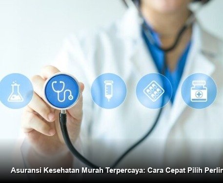 Seorang konsultan keuangan profesional sedang menjelaskan dokumen polis asuransi kepada pasangan muda di sebuah meja dengan latar belakang ruang konsultasi yang tenang.