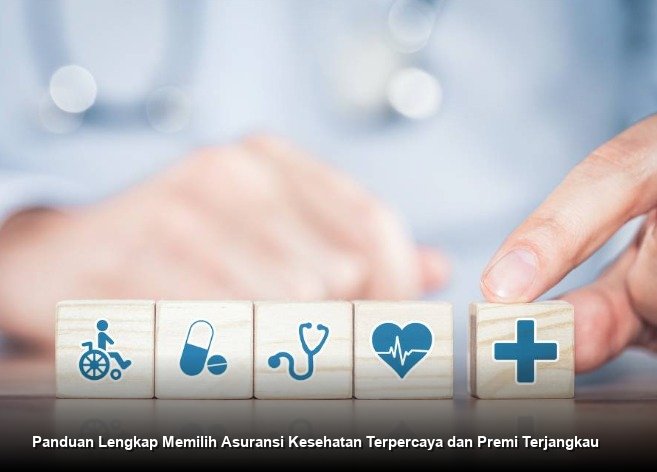 Seorang konsultan keuangan profesional sedang menjelaskan detail polis asuransi kesehatan kepada pasangan suami istri yang tampak tenang dan bahagia di sebuah kantor yang nyaman.