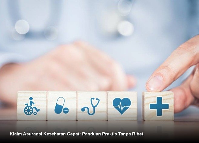 Konsultan keuangan profesional menjelaskan dokumen polis asuransi kesehatan di atas meja kepada sepasang suami istri yang tersenyum lega.