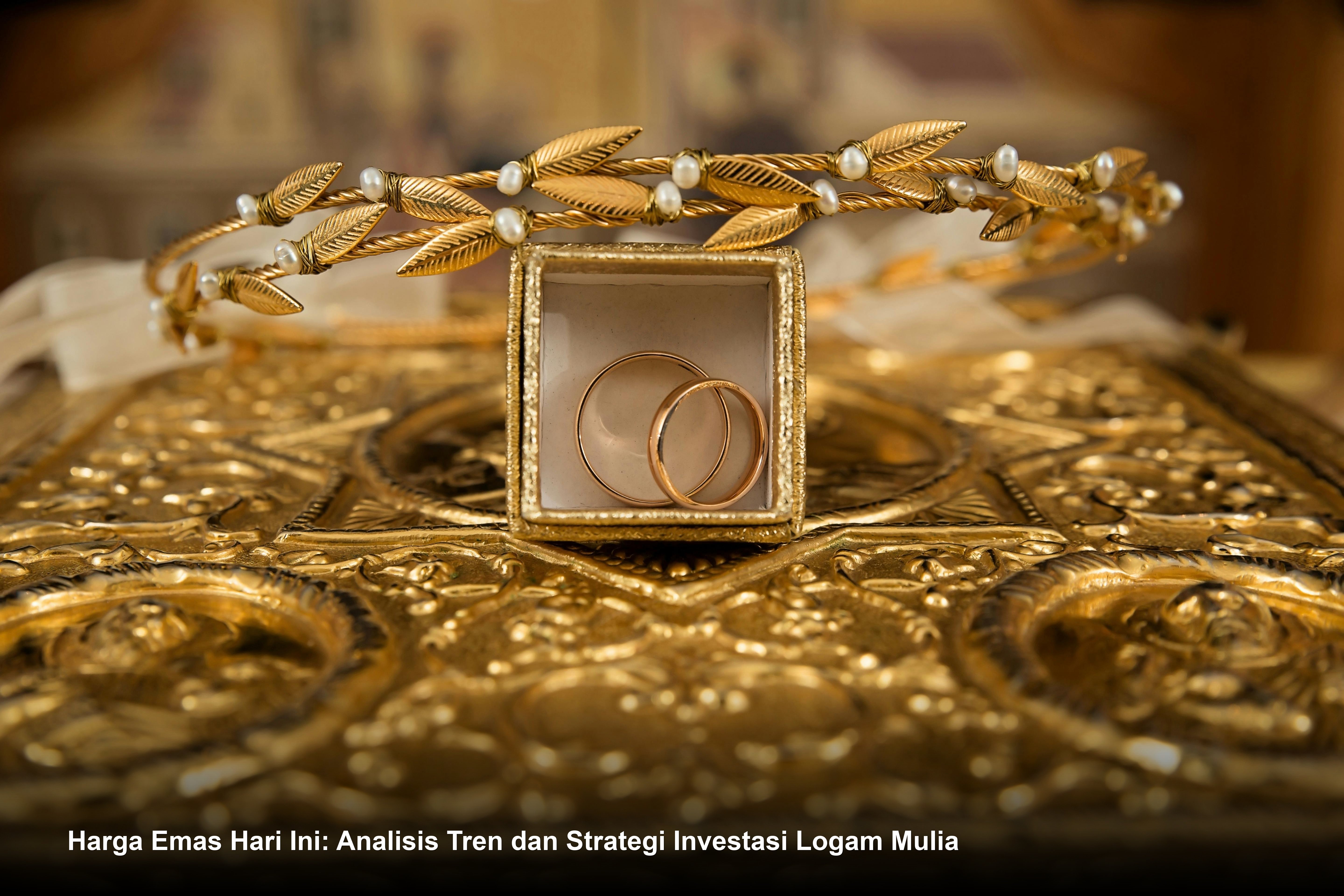 Tumpukan emas batangan Antam murni berkilau di atas grafik pergerakan harga yang sedang naik.