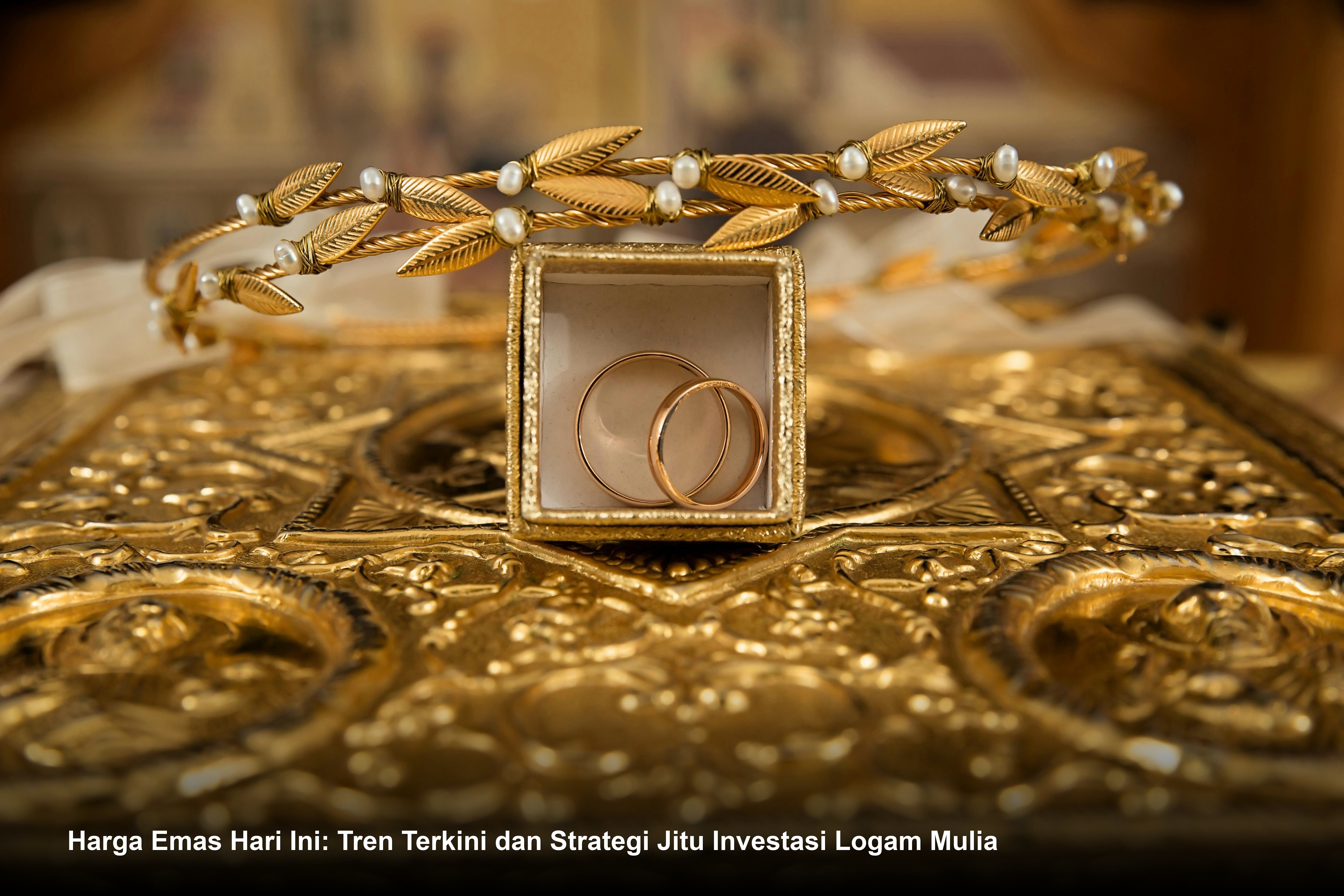 Tumpukan emas batangan Antam murni yang berkilauan diletakkan di atas grafik pergerakan harga logam mulia.