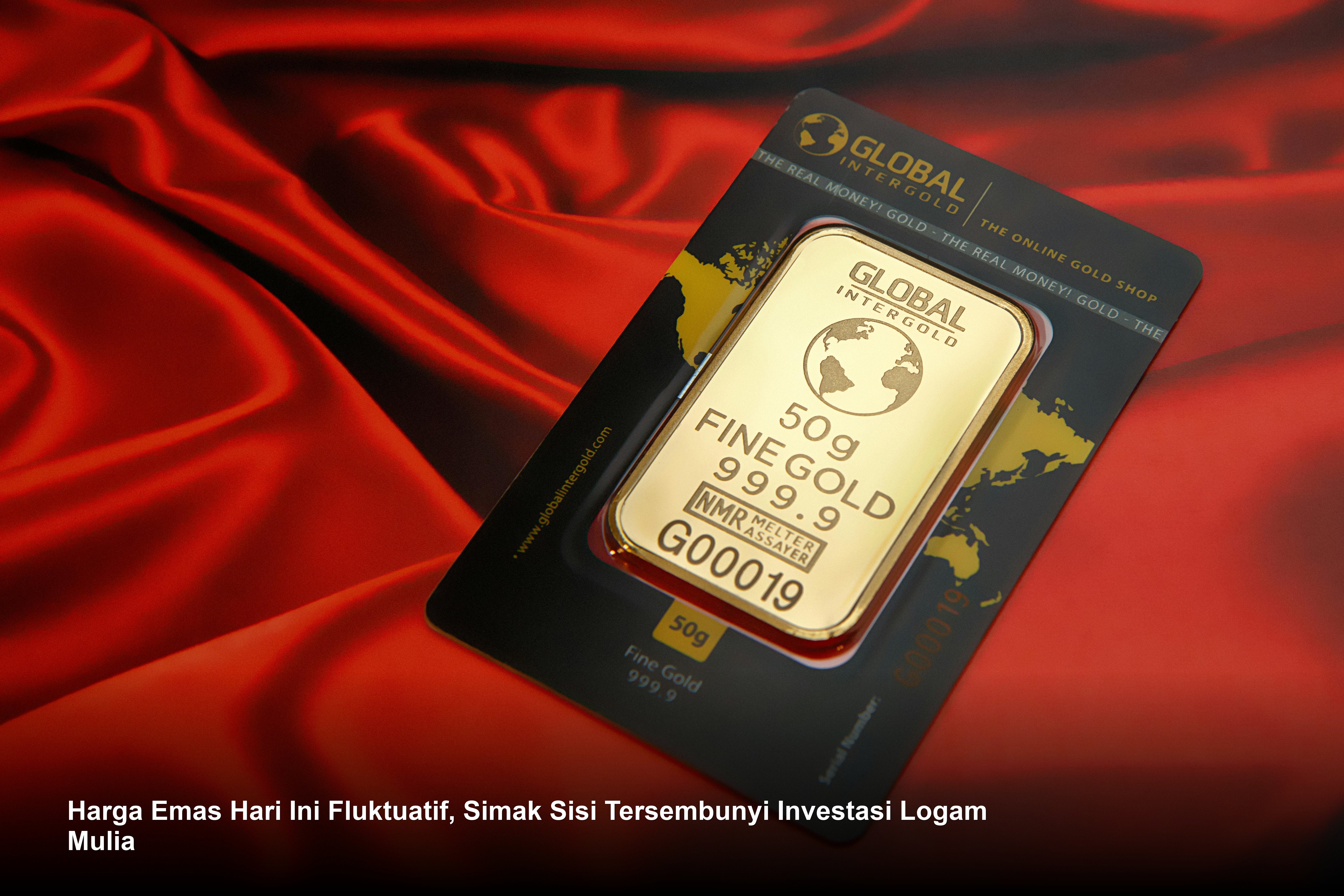 Deretan emas batangan murni yang berkilau di atas grafik pergerakan harga pasar global yang sedang meningkat.