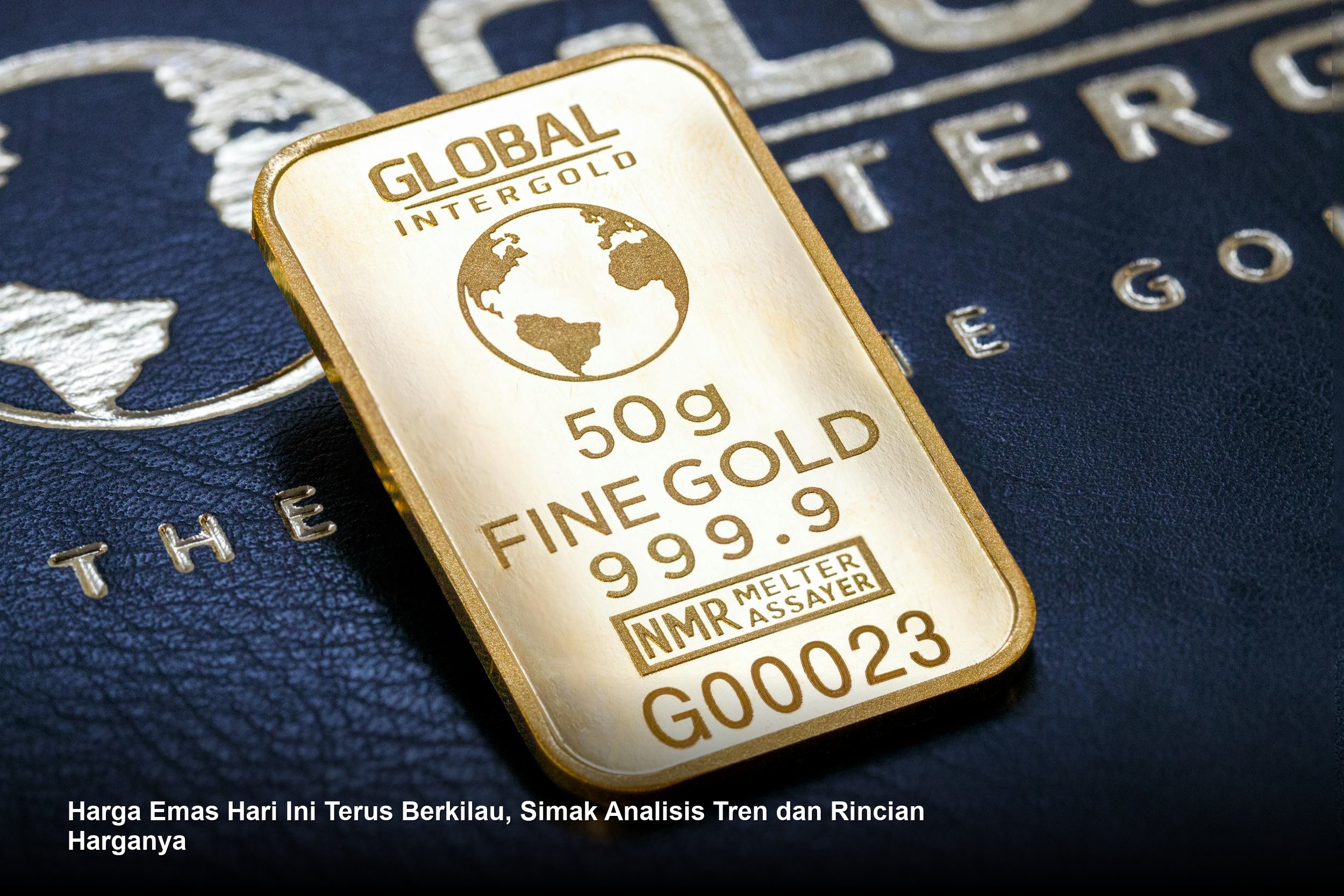 Deretan emas batangan murni berkilau di atas meja kaca dengan pantulan cahaya yang menunjukkan kemewahan dan nilai investasi tinggi.