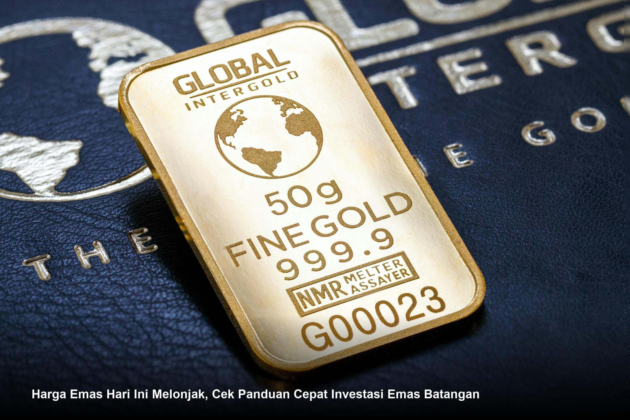 Emas batangan 100 gram berkilau diletakkan di atas grafik harga saham yang sedang menanjak.