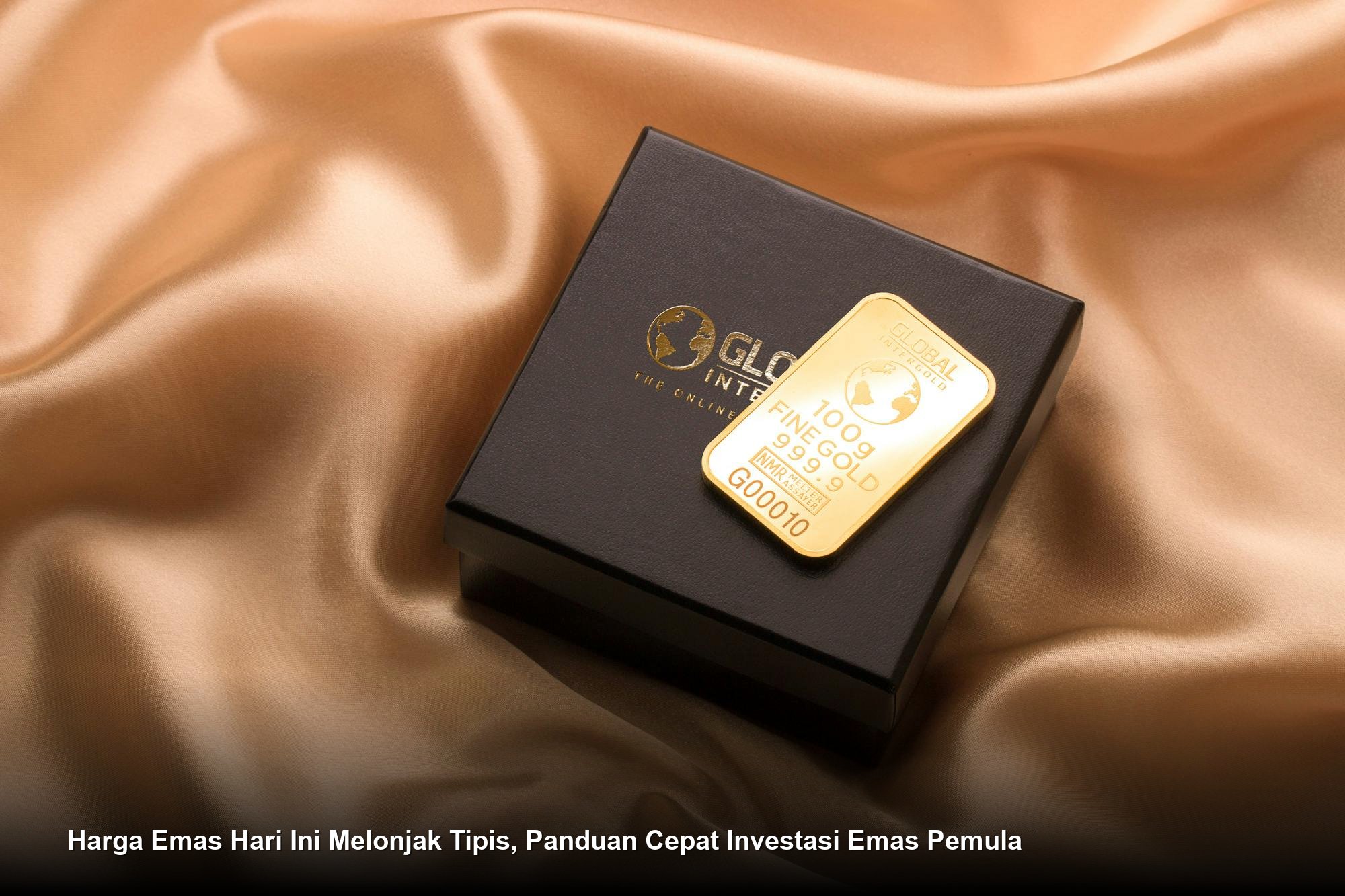 Tumpukan emas batangan murni berkilauan diletakkan di atas grafik pergerakan harga logam mulia.