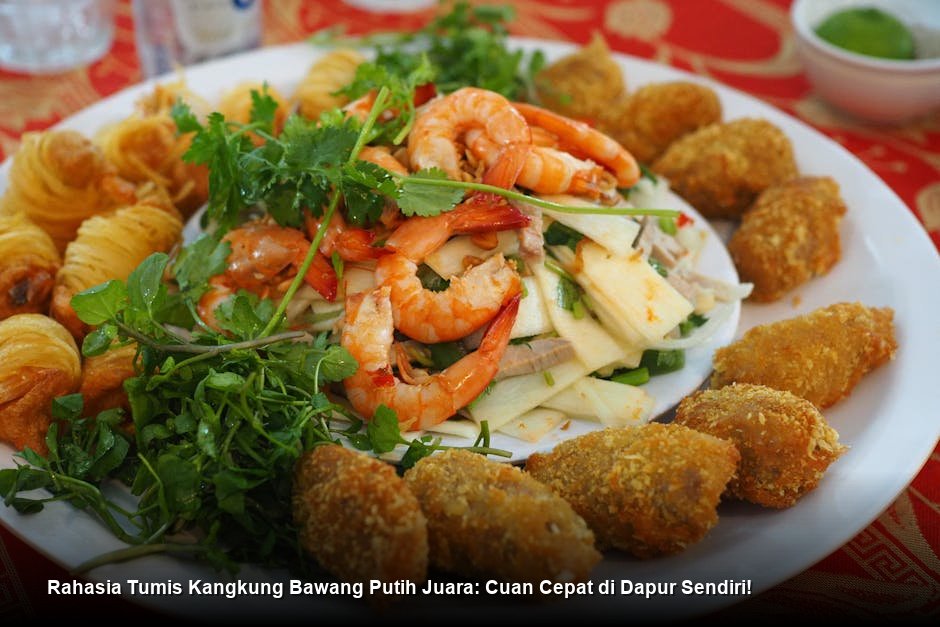 Semangkuk Tumis Kangkung Bawang Putih yang masih mengepul, menampilkan warna hijau cerah dengan taburan bawang putih goreng renyah di atasnya.