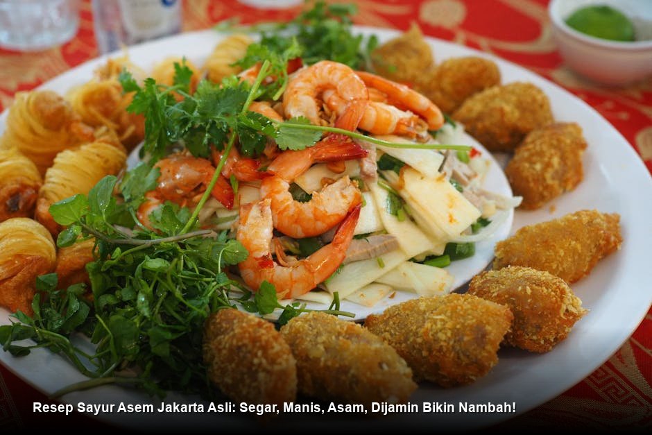 Semangkuk besar Sayur Asem Jakarta yang masih mengepul panas, menampilkan jagung kuning cerah, terong ungu, dan kuah bening kaya bumbu, disajikan di meja kayu.