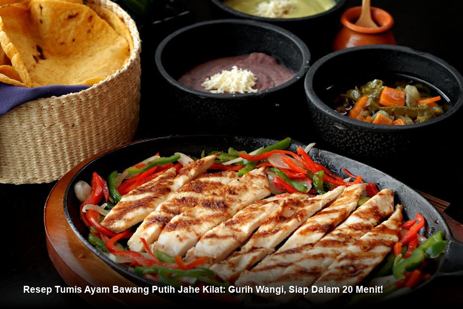 Sepiring tumis ayam bawang putih jahe yang mengkilap dengan taburan daun bawang segar, disajikan bersama nasi putih hangat.