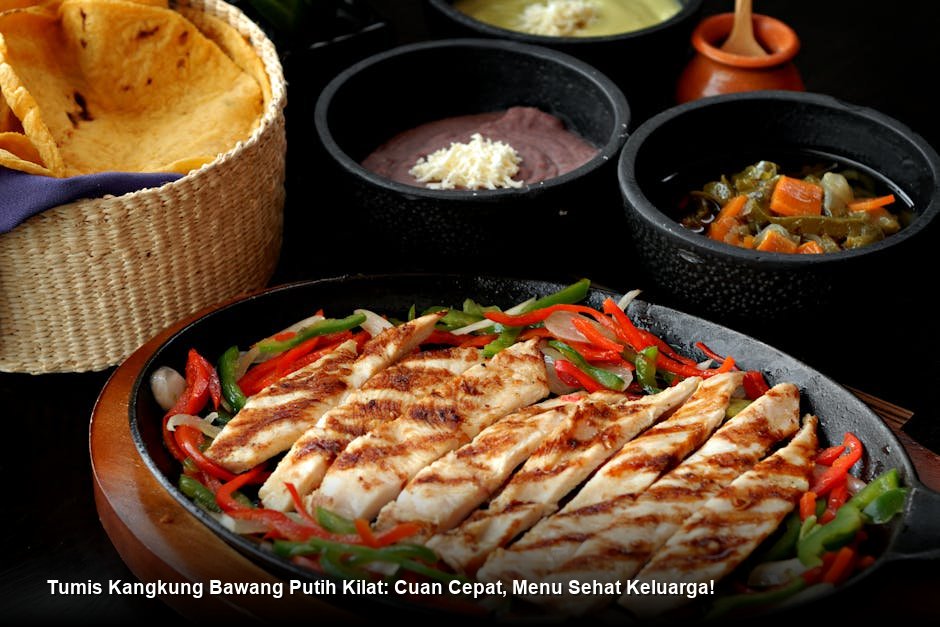 Semangkuk penuh tumis kangkung bawang putih yang masih mengepul, memperlihatkan warna hijau cerah dan potongan bawang putih yang terkaramelisasi.