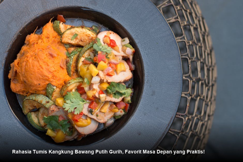 Semangkuk Tumis Kangkung Bawang Putih yang mengkilap dengan warna hijau cerah, ditaburi irisan cabai merah sebagai garnish di atas nasi hangat.