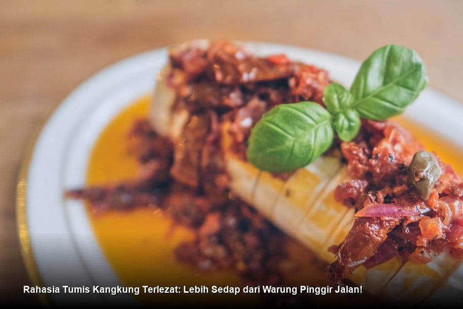Semangkuk tumis kangkung hijau cerah dengan taburan bawang putih goreng terlihat menggiurkan di atas meja kayu pedesaan.