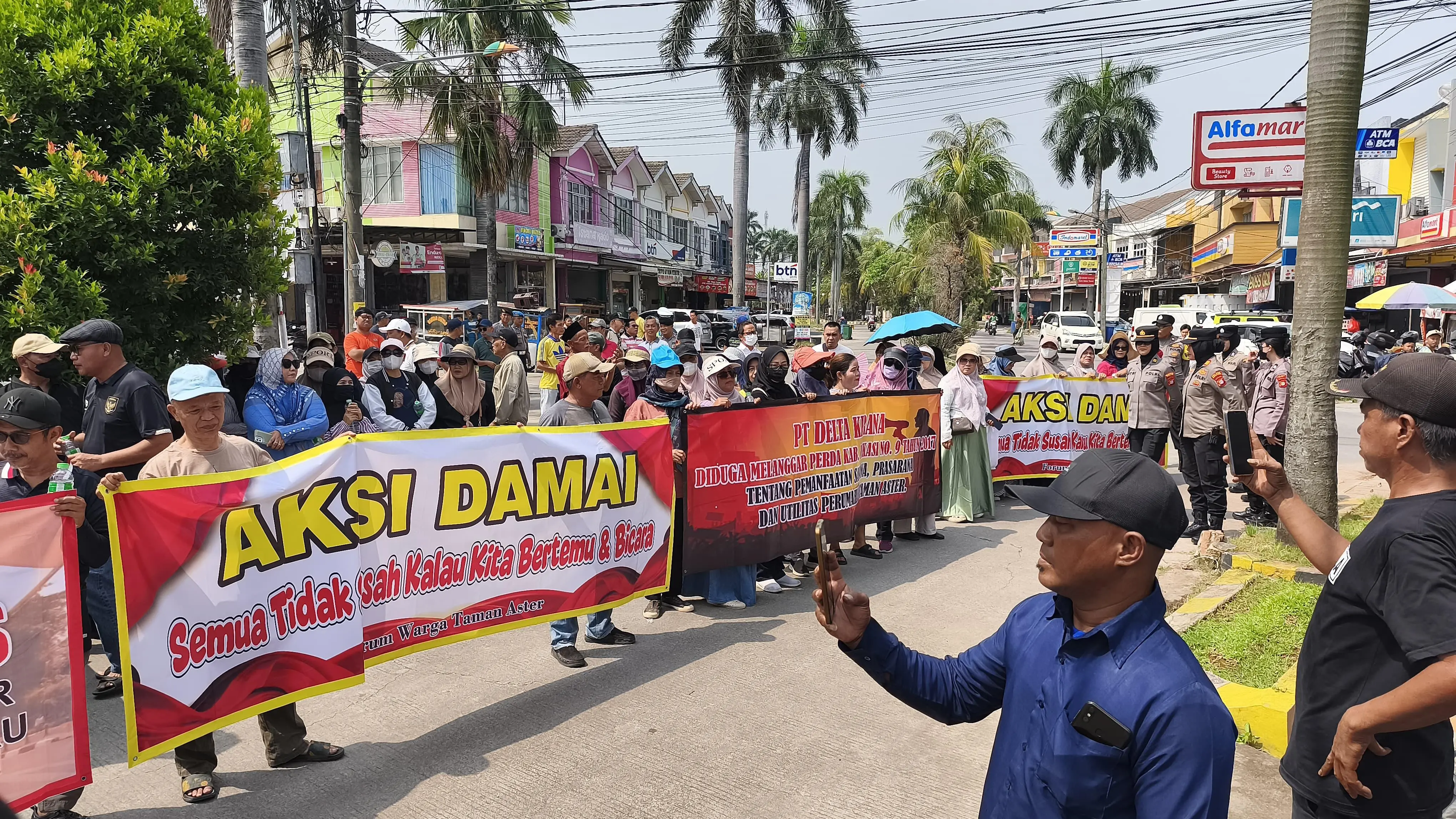 Puluhan Warga di Perumahan Di Bekasi Gelar Aksi Tolak Kendaraan Proyek Perumahan Baru Melintas di Akses Jalan Utama