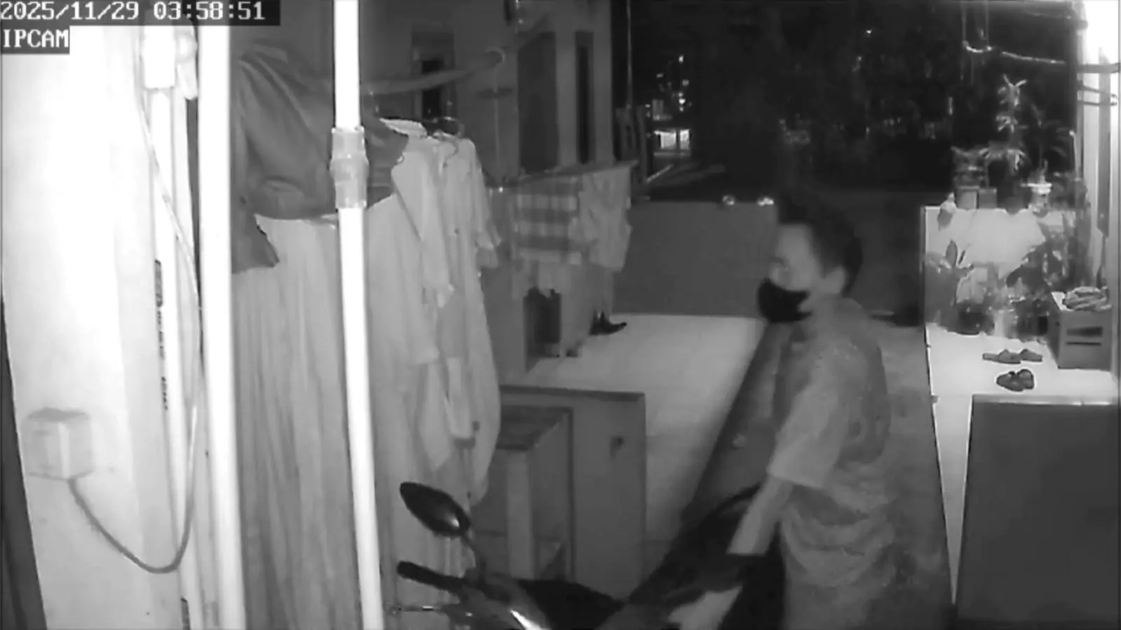 Komplotan Maling Angkat Motor Terkunci Stang di Pasir Angin, Aksi Terekam Jelas CCTV