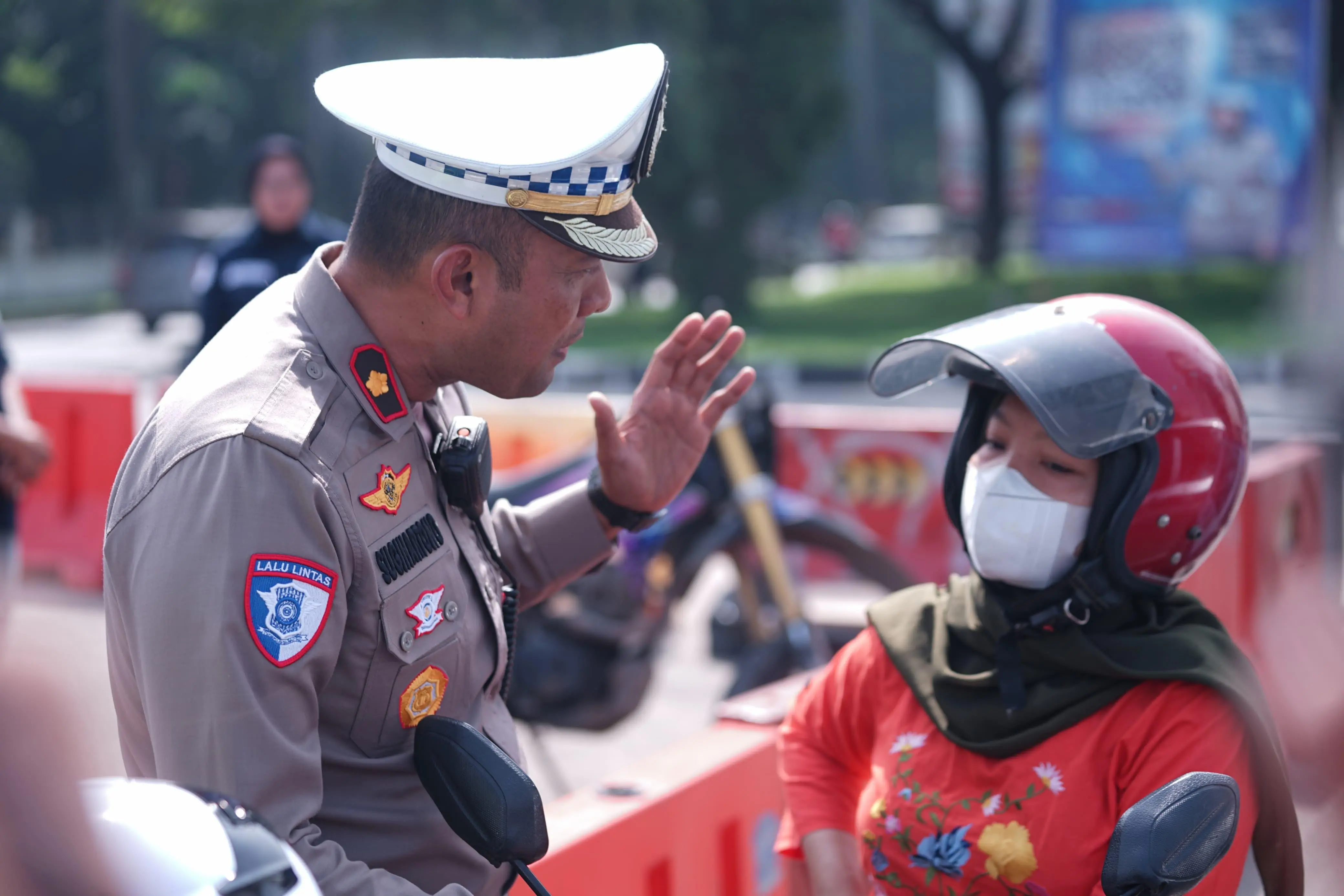 Edukasi Masyarakat, Operasi Zebra Jaya 2025 Di Bekasi Bagikan Helm SNI Bagi Pengendara Motor