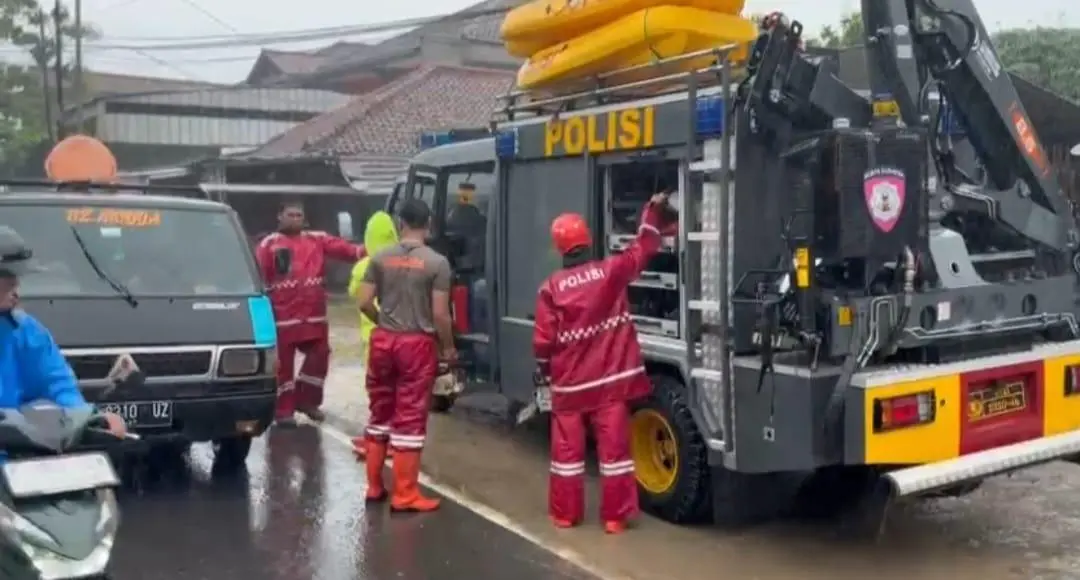 Satsamapta polres sukabumi Bongkar Hambatan di Jalur Vital  Sukabumi