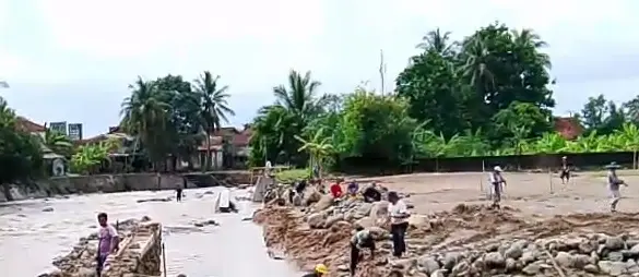 Sukabumi Perkuat Desa Rawan Bencana dengan Bronjong: Gotong Royong Hadapi Longsor